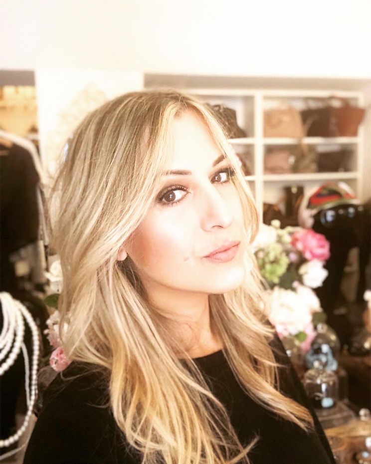 Vittoria nel suo negozio