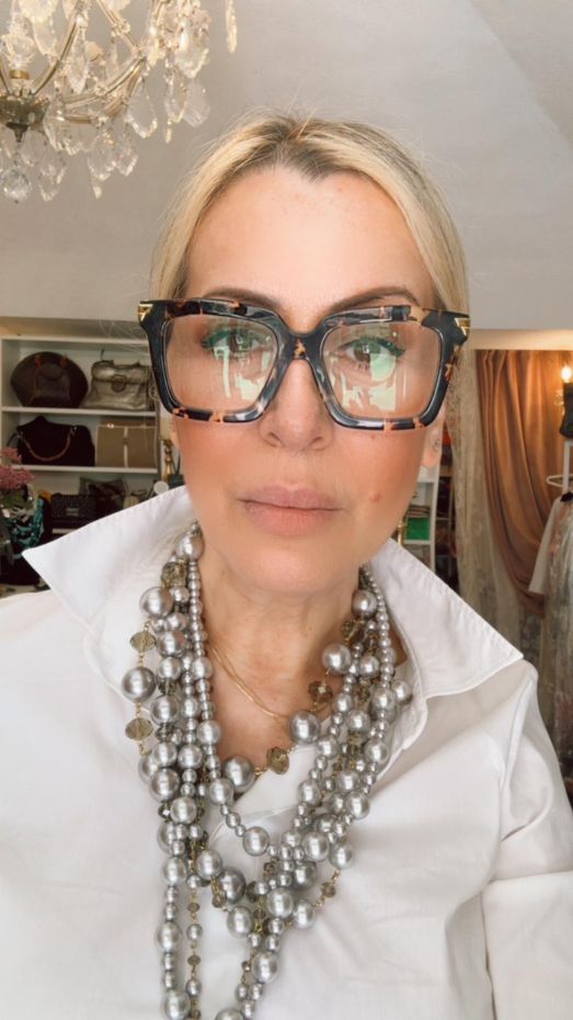 Vittoria wearing pearls