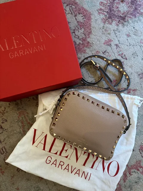 Valentino Garavani — Nude Rockstud camera bag