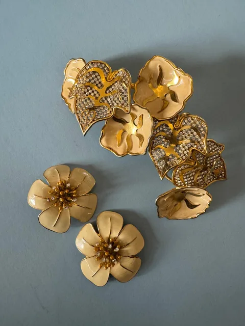 Valentino Garavani — Vintage set: earrings and hair accessory